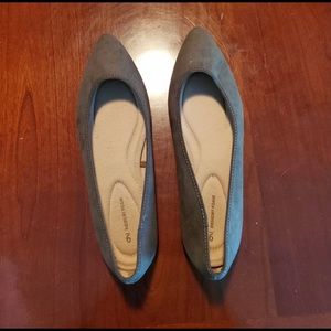 Time tru ladies Flats are a size 9.
